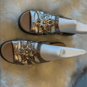 Never worn .gold color and very light in weight.